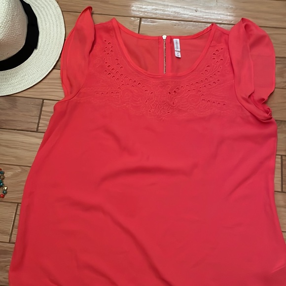 Super cute 🥰 very bright and flowing top! - Picture 2 of 4